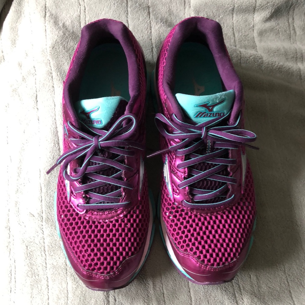 Like new women’s Mizuno running shoes size 9
